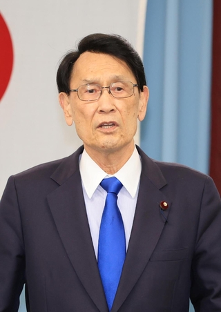 自民党兵庫県連で開かれた政治刷新車座対話で挨拶する渡海紀三朗政調会長＝２０日午後、神戸市中央区中山手通５（撮影・小林良多）