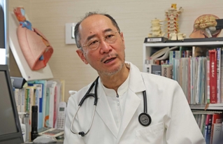医師の妹尾栄治さん。阪神・淡路大震災で避難していた父が亡くなった＝神戸市兵庫区東山町４（撮影・笠原次郎）