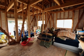 ７１歳の女性が亡くなった農機具小屋。地震後、孤立した集落の住民が避難生活を送った＝石川県輪島市滝又町（撮影・長嶺麻子）
