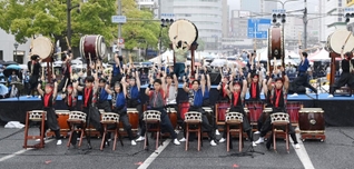 「第５１回神戸まつり」のオープニングで太鼓演奏を披露する高校生ら＝２１日午前、神戸市中央区加納町６（撮影・斎藤雅志）