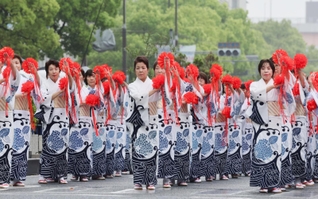 小雨の中、約８００人が披露した総踊り＝２１日午前、神戸市中央区加納町６（撮影・長嶺麻子）