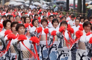 小雨の中、約８００人が披露した総踊り＝２１日午前、神戸市中央区加納町６（撮影・長嶺麻子）