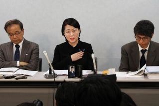 第１回口頭弁論後の記者会見で「命を預ける医師の過労問題を自分事として感じてほしい」と訴える高島淳子さん（中央）＝大阪地裁
