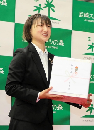 兵庫県スポーツ賞特別賞副賞の丹波焼を受け取り、笑顔を見せる坂本花織選手＝尼崎スポーツの森