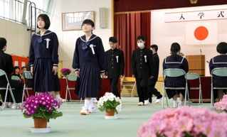 小学校の体育館を借りて行われた珠洲市立三崎中学校の入学式。祝福の花が新入生７人を迎えた＝４月５日、石川県珠洲市三崎町（撮影・長嶺麻子）