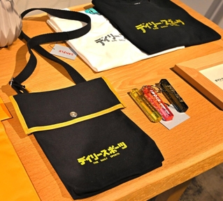 神戸ポートタワーの売店には、登山用ザックなどを手がける「神戸ザック」とデイリースポーツのコラボグッズも＝２３日午後、神戸市中央区波止場町（撮影・斎藤雅志）
