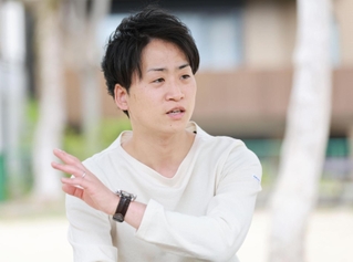 「１８年しか生きられなかったんだな」。兄昌毅さんへの思いを語る上田篤史さん＝神戸市東灘区住吉本町（撮影・長嶺麻子）