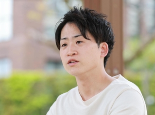 「１８年しか生きられなかったんだな」。兄昌毅さんへの思いを語る上田篤史さん＝神戸市東灘区住吉本町（撮影・長嶺麻子）