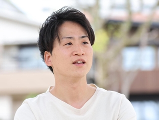 「１８年しか生きられなかったんだな」。兄昌毅さんへの思いを語る上田篤史さん＝神戸市東灘区住吉本町（撮影・長嶺麻子）