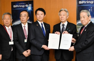 盛山正仁文部科学相（右から２人目）に要望書を渡す斎藤元彦兵庫県知事（同３人目）ら＝東京都千代田区
