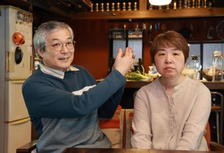 ２両目で事故に巻き込まれた小椋聡さん（左）。妻の朋子さんと現在の心境を語ってくれた＝兵庫県多可町（撮影・笠原次郎）