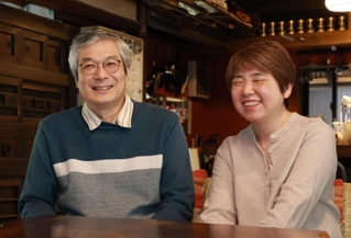 ２両目で事故に巻き込まれた小椋聡さん（左）。妻の朋子さんと現在の心境を語ってくれた＝兵庫県多可町（撮影・笠原次郎）