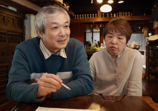 ２両目で事故に巻き込まれた小椋聡さん（左）。妻の朋子さんと現在の心境を語ってくれた＝兵庫県多可町（撮影・笠原次郎）  