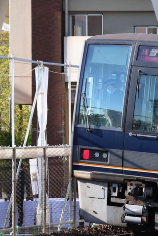 現場を通過する電車の車掌が頭を下げていた＝２５日午前７時２３分、尼崎市久々知３（撮影・笠原次郎）