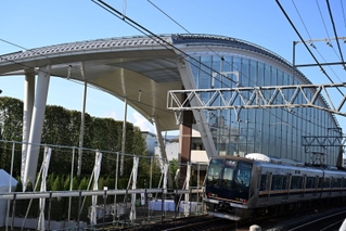尼崎ＪＲ脱線事故から１９年。衝突した壁の近くを列車が通過し、乗務員が現場に向かって頭を下げていた＝２５日午前６時５４分、尼崎市久々知３（撮影・風斗雅博）