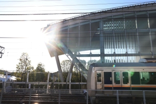 事故から丸１９年。現場付近を電車が通る＝２５日午前６時４９分、尼崎市久々知３（撮影・笠原次郎）