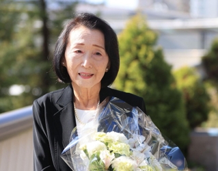 １両目で犠牲となった長男吉崇さんへの思いを語る菅尾美鈴さん＝２５日午前８時１２分、尼崎市潮江１（撮影・吉田敦史）