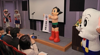 開館３０周年を祝うアトム（中央）とレオ（右）ら＝２５日午前、宝塚市武庫川町、手塚治虫記念館（撮影・吉田敦史）