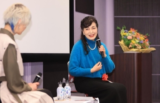 記念トークで手塚治虫さんの人柄をしのぶ池田理代子さん（右）＝２５日午前、宝塚市武庫川町、手塚治虫記念館（撮影・吉田敦史）