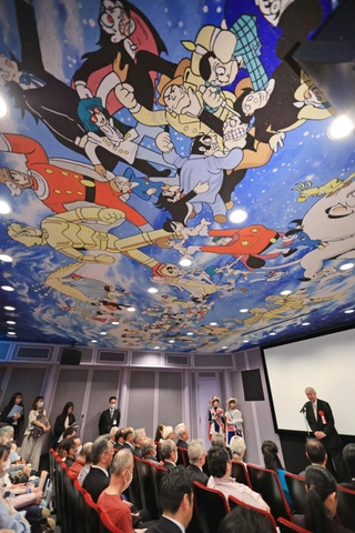 手塚作品のキャラクターが天井を彩る映像ホールで開かれたセレモニー＝２５日午前、宝塚市武庫川町、手塚治虫記念館（撮影・吉田敦史）