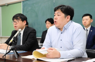 ＳＮＳ型投資詐欺をめぐり、米メタ社の日本法人を相手に提訴した原告弁護団＝25日午後、神戸市中央区、兵庫県弁護士会館