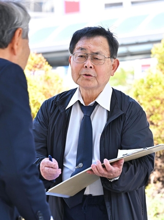 「組織罰」の法整備を訴え、署名を呼びかける大森重美さん＝２５日午後、尼崎市潮江１、ＪＲ尼崎駅前（撮影・斎藤雅志）