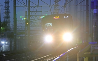 事故現場前をゆっくりと通過していく快速列車＝２５日午後６時５７分、尼崎市久々知３（撮影・長嶺麻子）