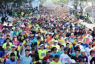 神戸市役所前を一斉にスタートするランナー＝２０２３年１１月１９日午前、神戸市中央区加納町６（撮影・笠原次郎）