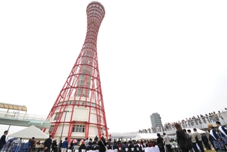 神戸ポートタワーのリニューアルオープンを祝って行われた式典＝２６日午前、神戸市中央区波止場町（撮影・斎藤雅志）