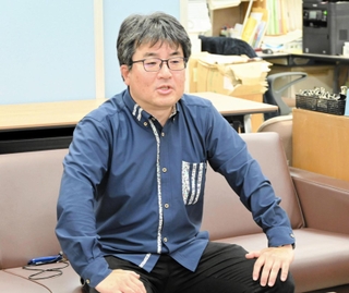兵庫県人事課が「事実関係の調査」の名目で神戸新聞記者に回答を求めた問題で、報道機関への不当な聴取に抗議する声明を出した新聞労連の石川昌義委員長＝２６日午前、兵庫県庁