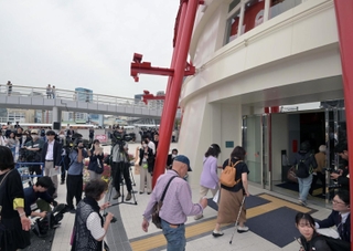 神戸ポートタワーのリニューアルオープンに訪れた人たち＝２６日午前、神戸市中央区波止場町（撮影・斎藤雅志）