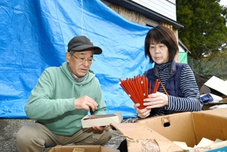 地震被害を受けなかった箸などをより分ける鮓井辰也さんと妻の喜代美さん＝３月２８日、石川県輪島市小伊勢町（撮影・斎藤雅志）