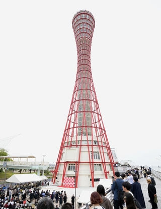 神戸ポートタワーのリニューアルオープンを祝って集まった人たち＝２６日午前、神戸市中央区波止場町（撮影・斎藤雅志）