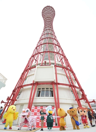 神戸ゆかりのキャラクターたちも神戸ポートタワーのリニューアルオープンを祝った＝２６日午前、神戸市中央区波止場町（撮影・斎藤雅志）