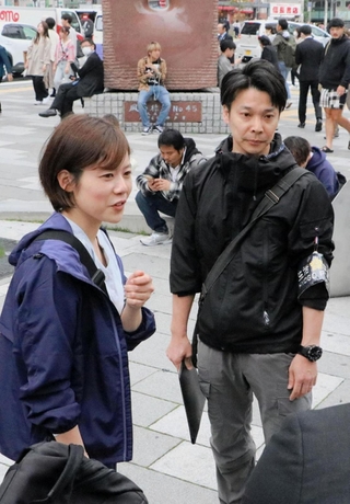 神戸・三宮の繁華街で未成年に声をかける警察官＝神戸市中央区加納町４