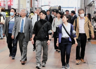 警察官らが繁華街を巡回した生田署管内の合同補導＝26日午後、神戸市中央区の三宮センター街