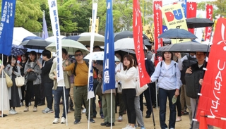 兵庫県メーデー神戸中央大会に参加する人たち＝２７日午前、神戸市中央区楠町７、大倉山公園