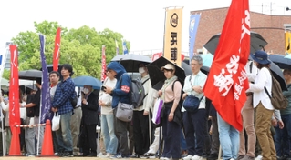 兵庫県メーデー神戸中央大会に参加する人たち＝２７日午前、神戸市中央区楠町７、大倉山公園