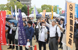 兵庫県メーデー神戸中央大会に参加し、ガンバロー三唱する人たち＝２７日午前、神戸市中央区楠町７、大倉山公園