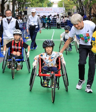 開幕２０日前イベントで競技用車いすを体験する子どもら＝２７日午後、神戸市中央区明石町（撮影・小林良多）