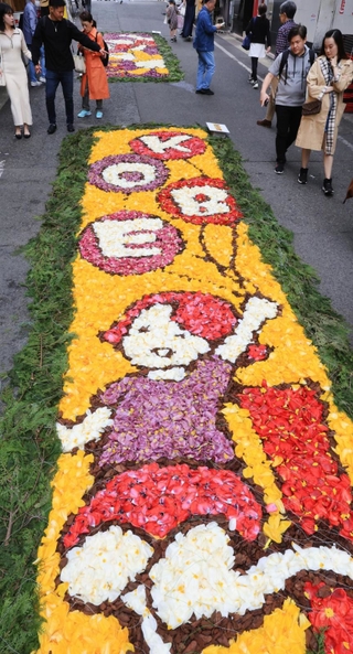 開幕した「インフィオラータこうべ」の元町あなもん会場。色とりどりの花びらが街角を彩った＝２７日午後、神戸市中央区元町通１（撮影・小林良多）