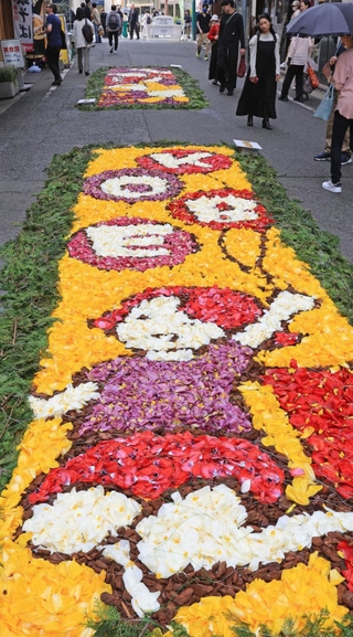 開幕した「インフィオラータこうべ」の元町あなもん会場。華やかな花びらが街角を彩った＝２７日午後、神戸市中央区元町通１（撮影・小林良多）