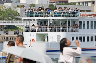晴天に恵まれ、神戸では初の夏日を記録。遊覧船のデッキは潮風を受けながら観光を楽しむ人でにぎわった＝２８日午後、神戸市中央区東川崎町１から（撮影・小林良多）