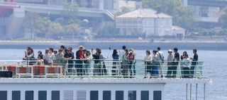 晴天が広がり、神戸では初の夏日を記録。遊覧船のデッキは海風を受けて観光を楽しむ人でにぎわった＝２８日午前、神戸市中央区東川崎町１から（撮影・小林良多）