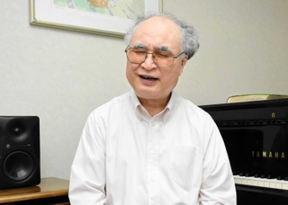 平和の尊さを歌声に乗せたいと練習に励む時田直也さん＝神戸市中央区宮本通５