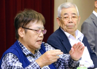 旧優生保護法をテーマにした映画「沈黙の５０年」に出演する小林宝二さん（右）。神戸地裁への提訴時には妻喜美子さんと手話で会見した＝２０１８年９月、神戸市内