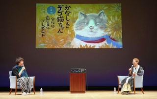 トークショーで会場を盛り上げる早見和真さん（左）と玉木新雌さん＝神戸市中央区東川崎町１