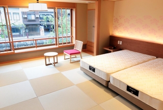 朝食付きの素泊まり宿として６月下旬にプレオープンを目指す旅館「赤石屋」＝豊岡市城崎町湯島