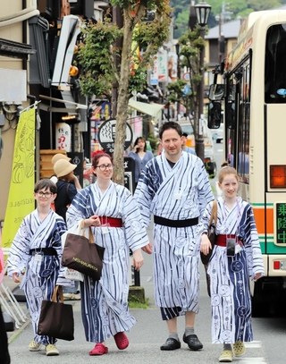 浴衣姿で温泉街のそぞろ歩きを楽しむ外国人旅行客＝27日午後、豊岡市城崎町湯島