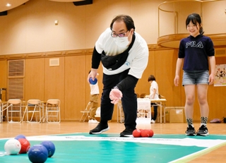 ボッチャを楽しむ参加者＝神戸市中央区波止場町、神戸海洋博物館